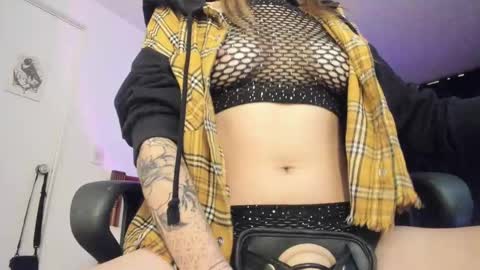 Snapshot of hat_girl chatting on 13, 11, 2025 Nicole online show from 13, 11, 2025