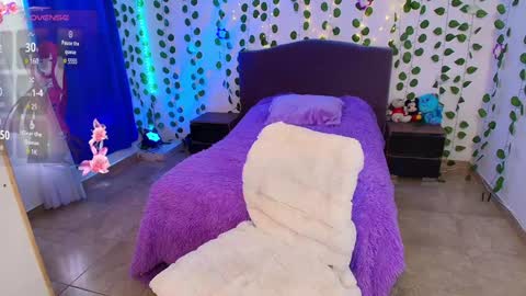 HAZEL LYNN ROSS online show from 7, 12, 2024