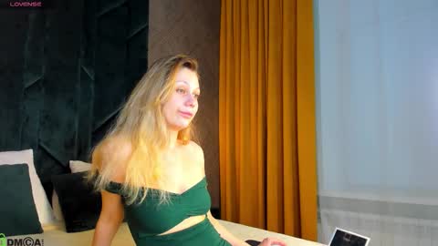 Snapshot of helen_williamss chatting on 15, 12, 2025 helen_williamss online show from 15, 12, 2025