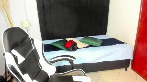 Snapshot of helena_copper chatting on 4, 12, 2025 HELENA COPPER online show from 4, 12, 2025