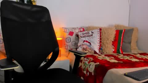 Snapshot of helena_santos01 chatting on 4, 12, 2025 Helena Santos online show from 4, 12, 2025