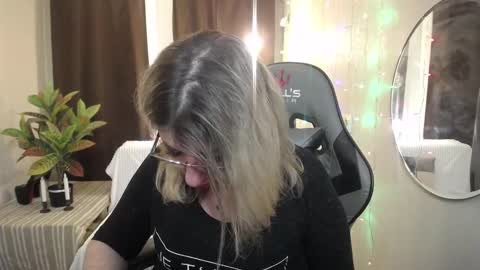 Snapshot of helenenigma chatting on 25, 1, 2025 helenenigma online show from 25, 1, 2025