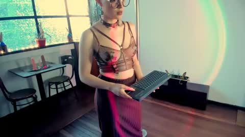 Snapshot of heliconiavannucci chatting on 7, 10, 2025 Heliconia online show from 7, 10, 2025