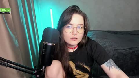 Snapshot of hell_hotline chatting on 1, 2, 2025 Red online show from 1, 2, 2025