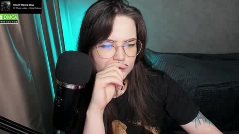 Snapshot of hell_hotline chatting on 1, 2, 2025 Red online show from 1, 2, 2025