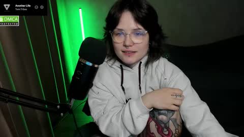 Snapshot of hell_hotline chatting on 5, 10, 2025 Red online show from 5, 10, 2025