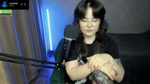 Snapshot of hell_hotline chatting on 7, 11, 2025 Red online show from 7, 11, 2025