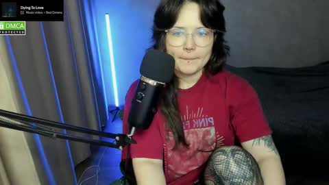 Snapshot of hell_hotline chatting on 10, 11, 2025 Red online show from 10, 11, 2025