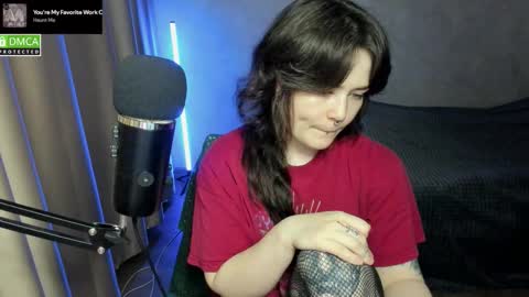 Snapshot of hell_hotline chatting on 12, 11, 2025 Red online show from 12, 11, 2025