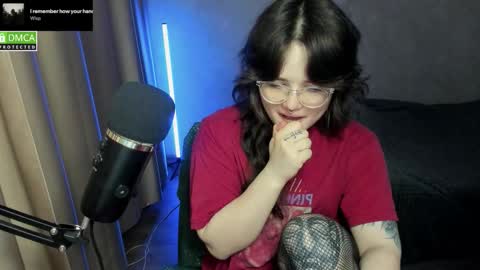 Snapshot of hell_hotline chatting on 14, 11, 2025 Red online show from 14, 11, 2025