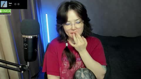 Snapshot of hell_hotline chatting on 16, 11, 2025 Red online show from 16, 11, 2025