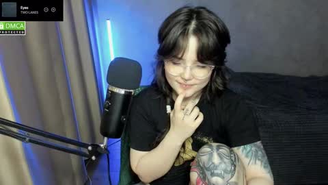 Snapshot of hell_hotline chatting on 18, 11, 2025 Red online show from 18, 11, 2025