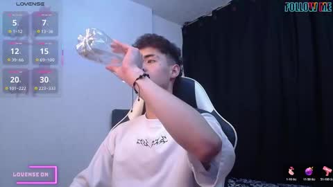 Snapshot of hellcat_xx chatting on 29, 10, 2025   CROW  online show from 29, 10, 2025