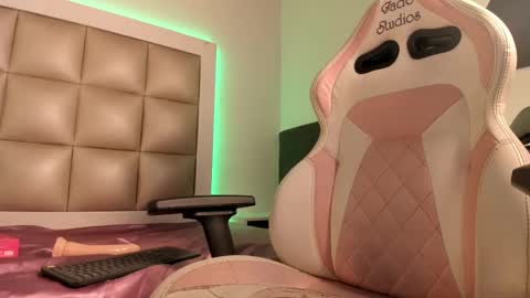 Snapshot of hellen__smith_ chatting on 10, 9, 2025 hellen__smith_ online show from 10, 9, 2025