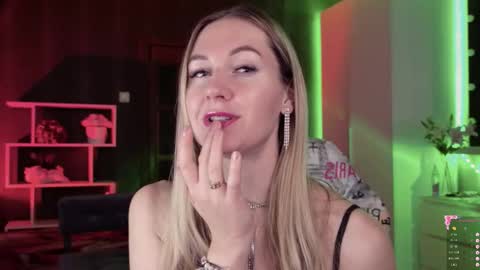 Snapshot of hello_lisha chatting on 27, 10, 2025 Alisia Monday to Friday from 10 am to 4 pm GMT 2 online show from 27, 10, 2025