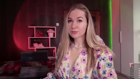 Snapshot of hello_lisha chatting on 1, 11, 2025 Alisia Monday to Friday from 10 am to 4 pm GMT 2 online show from 1, 11, 2025