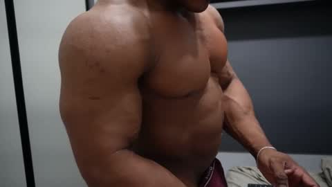 Snapshot of henrimusclee chatting on 27, 11, 2025 Henri online show from 27, 11, 2025