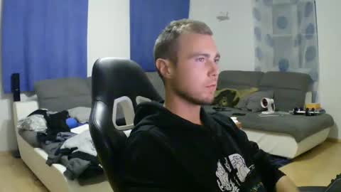 Snapshot of herbstenden chatting on 3, 10, 2025 John Pearl online show from 3, 10, 2025