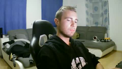 Snapshot of herbstenden chatting on 5, 10, 2025 John Pearl online show from 5, 10, 2025