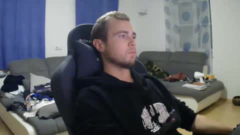 Snapshot of herbstenden chatting on 11, 11, 2025 John Pearl online show from 11, 11, 2025