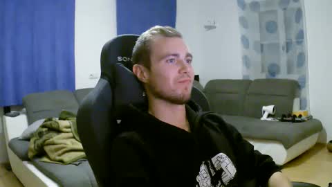 Snapshot of herbstenden chatting on 15, 12, 2025 John Pearl online show from 15, 12, 2025