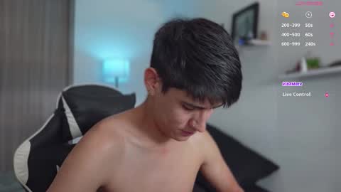 Snapshot of hey_cesard chatting on 4, 11, 2025 hey_cesard online show from 4, 11, 2025