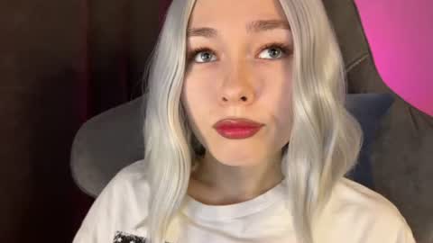 Snapshot of hey_nora_ chatting on 25, 6, 2026 Nora online show from 25, 6, 2026