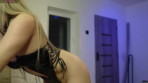 Snapshot of hey_siry chatting on 18, 10, 2025 Siry online show from 18, 10, 2025