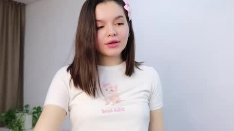 Snapshot of heyim_laura chatting on 5, 11, 2025 Laura online show from 5, 11, 2025