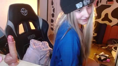 Snapshot of hi_elora chatting on 19, 5, 2026 Elora online show from 19, 5, 2026