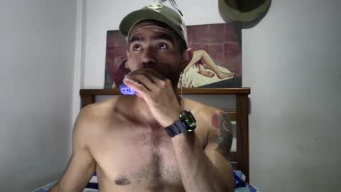 Snapshot of hideonbush051 chatting on 10, 9, 2025 hideonbush online show from 10, 9, 2025