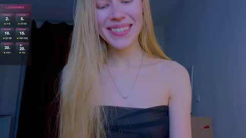 Snapshot of hihi_im_chloe chatting on 8, 11, 2025 Chloe online show from 8, 11, 2025