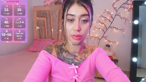 Snapshot of hilary_jones_22 chatting on 21, 11, 2025 LUNA new account FOLLOW ME online show from 21, 11, 2025