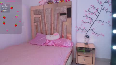 Snapshot of hilary_jones_22 chatting on 13, 12, 2025 LUNA new account FOLLOW ME online show from 13, 12, 2025