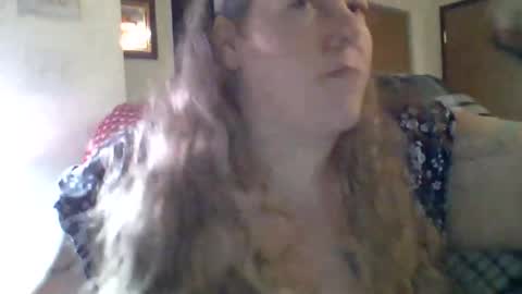 Snapshot of hippysnewhere chatting on 7, 6, 2026 hippysnewhere online show from 7, 6, 2026