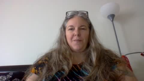 hippysnewhere online show from 25, 7, 2026