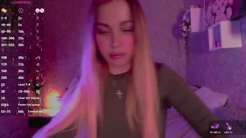 holly_molly8 online show from 3, 3, 2025