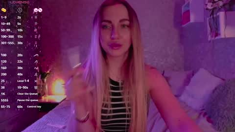holly_molly8 online show from 6, 3, 2025