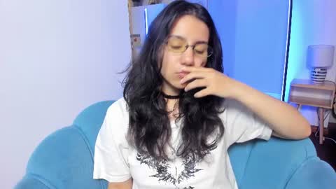 Snapshot of hollypeach_ chatting on 12, 7, 2026 hollypeach_ online show from 12, 7, 2026