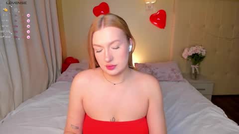 Snapshot of hollyylee chatting on 19, 2, 2025 Emma online show from 19, 2, 2025