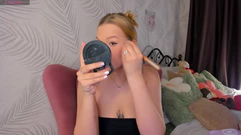 Snapshot of hollyylee chatting on 20, 9, 2025 Emma online show from 20, 9, 2025