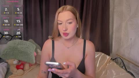 Snapshot of hollyylee chatting on 25, 9, 2025 Emma online show from 25, 9, 2025