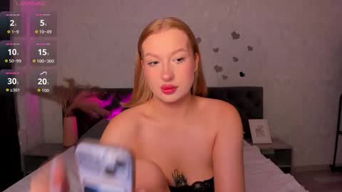 Snapshot of hollyylee chatting on 30, 9, 2025 Emma online show from 30, 9, 2025