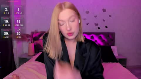 Snapshot of hollyylee chatting on 6, 10, 2025 Emma online show from 6, 10, 2025