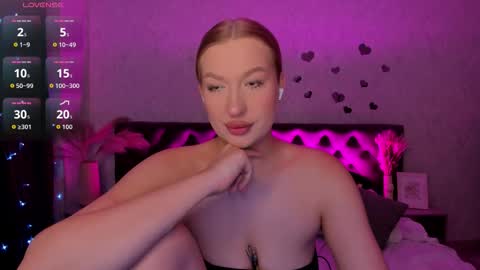 Snapshot of hollyylee chatting on 12, 10, 2025 Emma online show from 12, 10, 2025