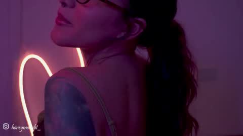 honeeeey_ online show from 25, 9, 2025