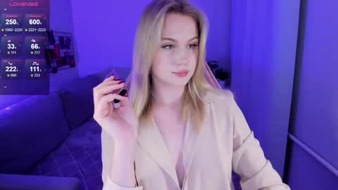 Snapshot of honey_blondee chatting on 25, 9, 2025 Tammy online show from 25, 9, 2025