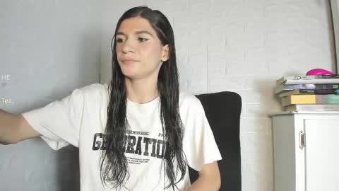 Snapshot of honey_darcy chatting on 5, 4, 2026 honey_darcy online show from 5, 4, 2026