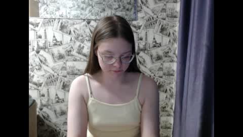 Snapshot of honey_mood chatting on 4, 3, 2025 Lina online show from 4, 3, 2025