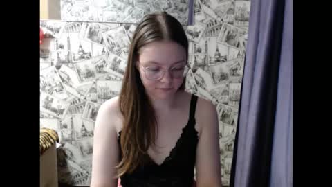 Snapshot of honey_mood chatting on 10, 9, 2025 Lina online show from 10, 9, 2025